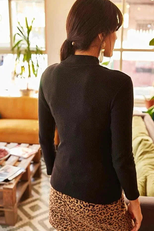 Women’s Black Fleece-Lined Ribbed Turtleneck Sweater - MRS.IDEA